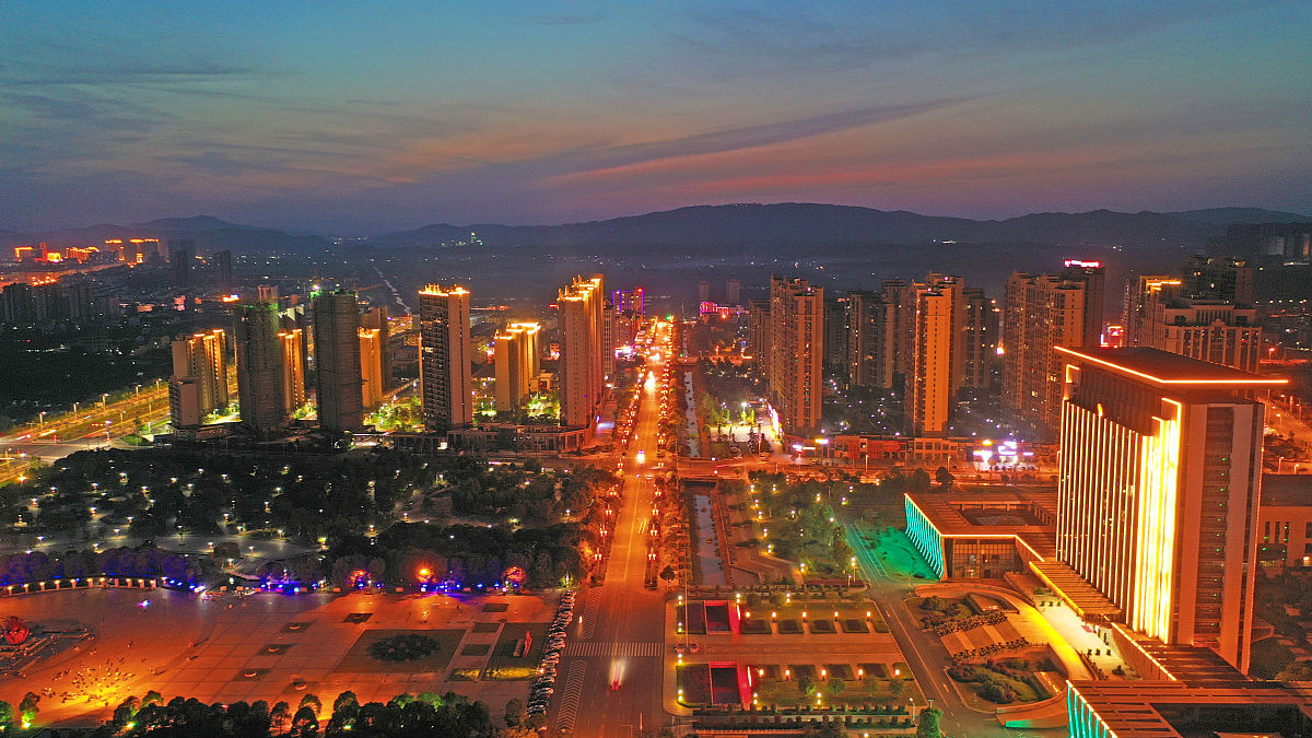 2021年4月30日,在江西省吉安市泰和县城,灯光熣灿,夜景如画.