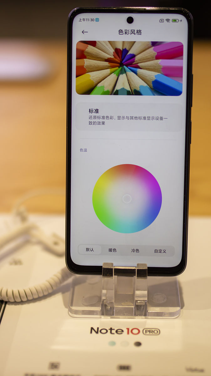 分别列出今年销量最高的3000元以内的手机和他们的参数对比列出他们的销量、价格和优缺点