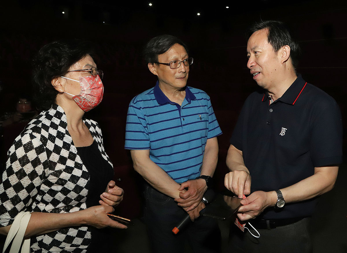 2021年5月30日,北京,《岁月在这儿》总导演郭本敏(右一)与新四军后代