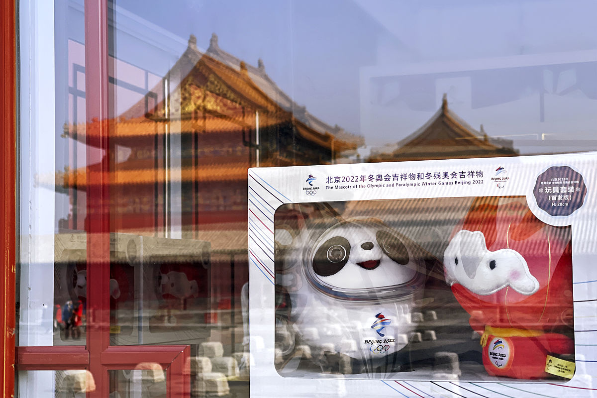 请将这段话改写通过调整语序、增减字数、替换同义词等方式避免与原文出现连续8个字相同的句子使这段话更加具有逻辑：目前冰墩墩的跨界主要体现在产品联动营销方面。第一种方式为推出限定礼盒或包装如盼盼食品推出了冬奥版限定礼盒与限定包装。第二种方式为打造定制版纪念品如青岛啤酒黄金冰墩墩吊坠。第三种方式为IP授权即在品牌的商品上印上冰墩墩的品牌形象来促进销售如伊利牛奶就是通过这种方式和冰墩墩IP进行合作。