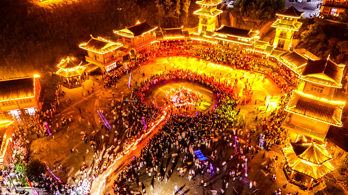 请为今年国庆期间在蚩尤九黎城景区举办的现场落地活动和游客景区互动体验活动提出思路