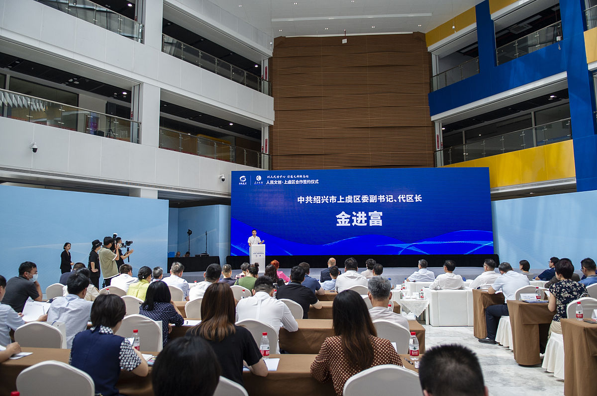 改成新闻通稿：成都舜王科技有限公司召开行政会议对2022年的工作进行了总结对2023年进行了展望。会议由公司总经理赵总主持秦总、互联网事业部、综合业务部、行政与人事部、灯箱广告事业部等部门负责人参加了会议。在会议上赵总首先对2022年的工作进行了全面总结并对公司在市场竞争中所取得的成绩表示了肯定。他指出公司在过去一年中不断加强了自身实力提高了产品质量增强了市场竞争力取得了一定的成绩。但是他也指出了