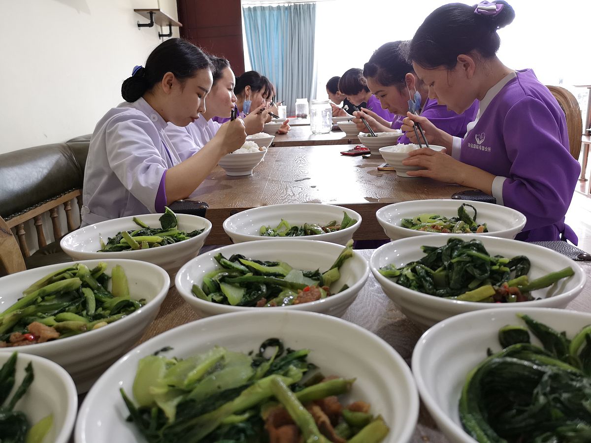 陆心姐性格温和好相处做事踏实。擅长两广菜云贵湖南菜煎炸煮蒸都会月子里能根据宝妈的口味做出非常可口的饭菜。早产儿、双胞胎、巨大儿、都照顾过还有照顾过顺产和剖腹产、顺转剖。又会安慰宝妈的情绪教会宝爸宝妈很多育婴知识 的月嫂官方评价600字