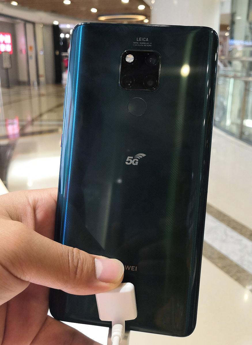 华为手机'利出一孔'：全面屏设计揭秘