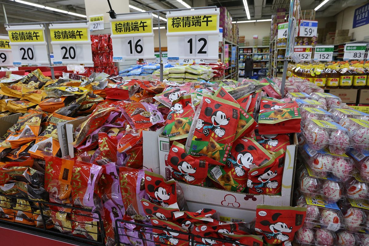 2020年5月14日,南京,新街口的一大型超市的食品区,"端午专柜"吸引购物