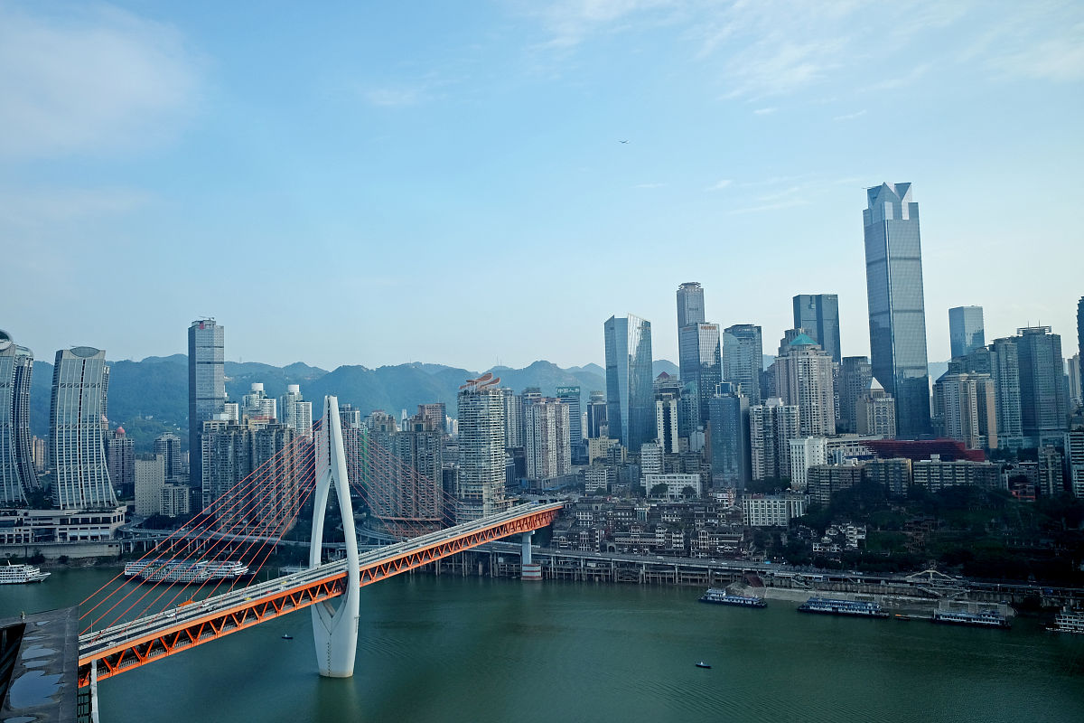 2021年12月13日,重庆市,嘉陵江千厮门大桥.