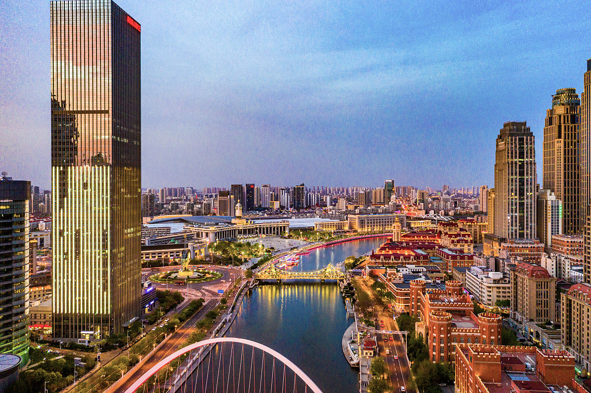 2021年4月14日,天津迎来炫彩晚霞,奇幻的天空令人心醉.