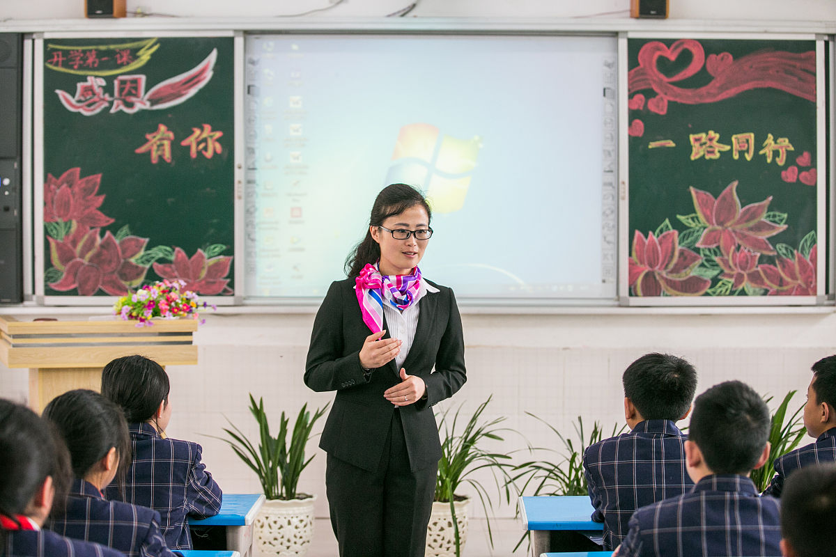 写一篇小学教师国旗下讲话 学期过半 天气变热 传染病预防和加强锻炼
