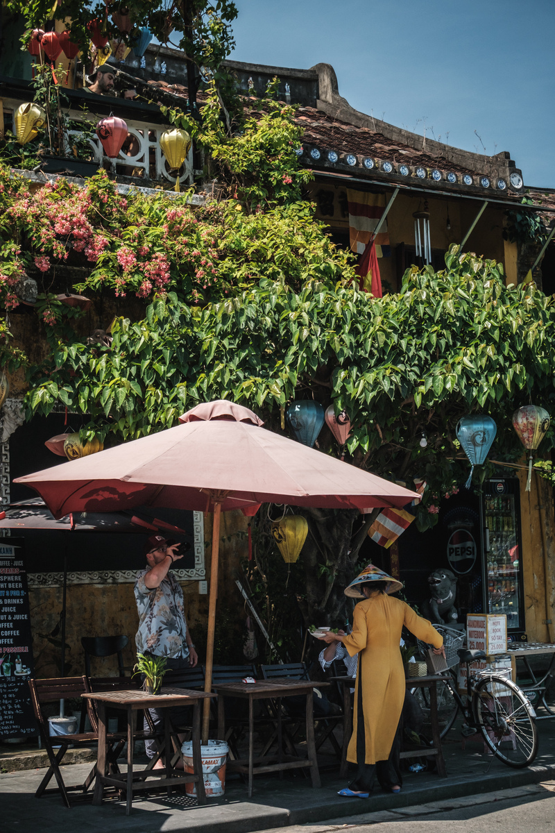 雨后的小故事：城市角落里的温暖时光