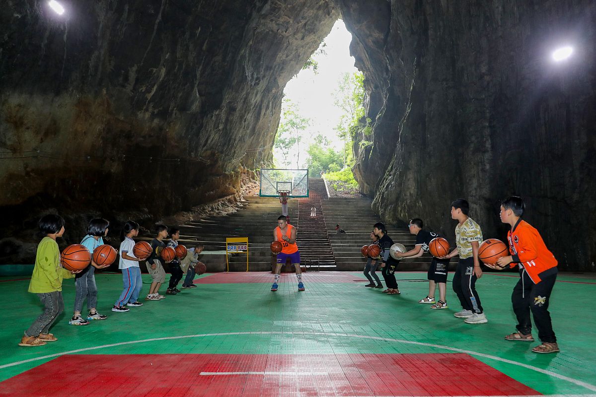 我想要一份小学体育五年级按照新课程标准写的小平三下半年教案。