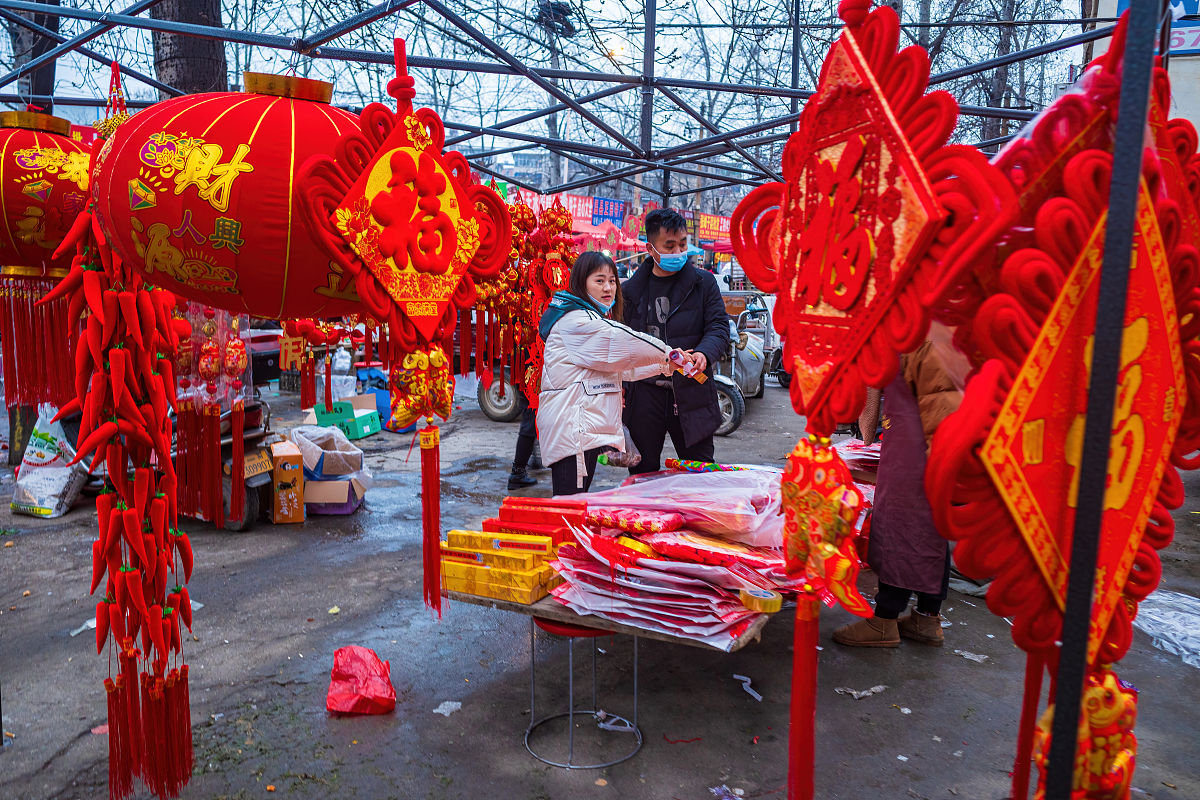 2022年1月27日傍晚时分,郑州的一家农贸市场,采购年货的市民络绎不绝.