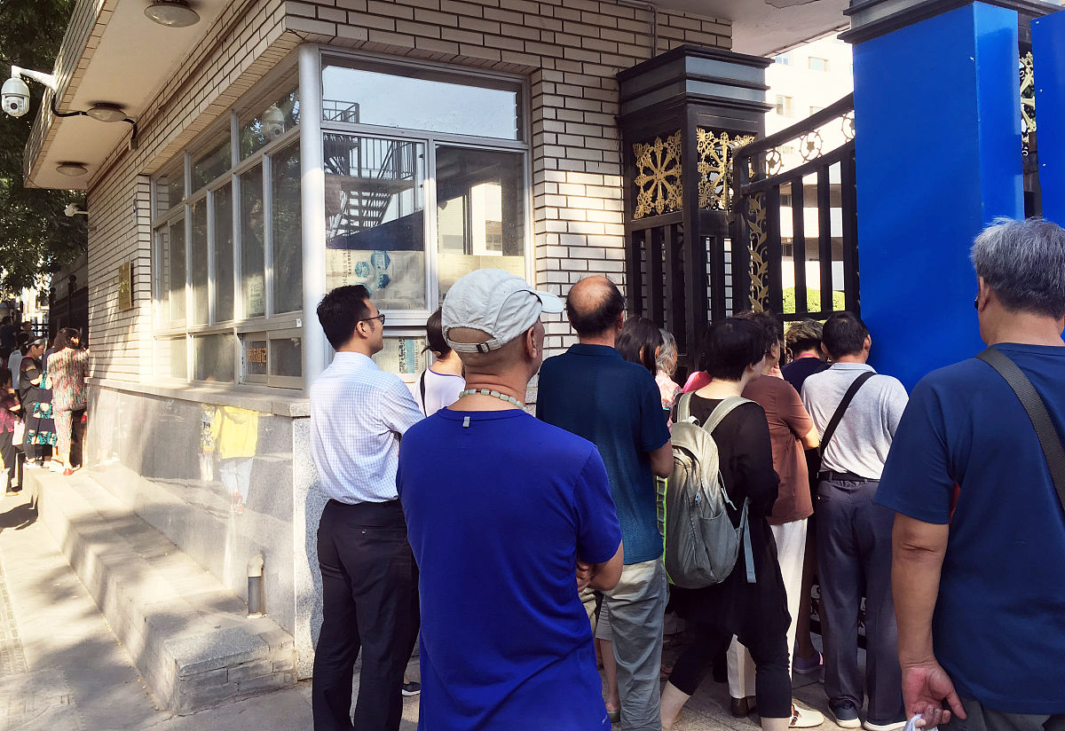 2019年9月2日,北京,各中小学开学第一天,北京一小学校门外,接送学生的