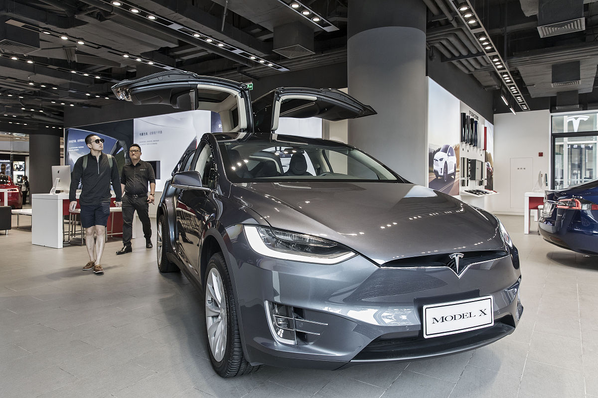 2017年9月12日,上海,特斯拉汽车展厅.a customer looks at a tesla mo