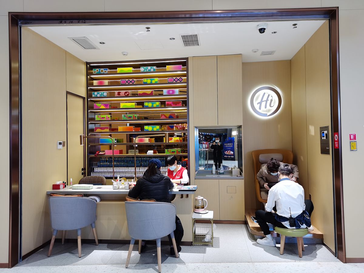 我来自新加坡今年34岁了大学毕业我是一名女性写一份自己的创业经历