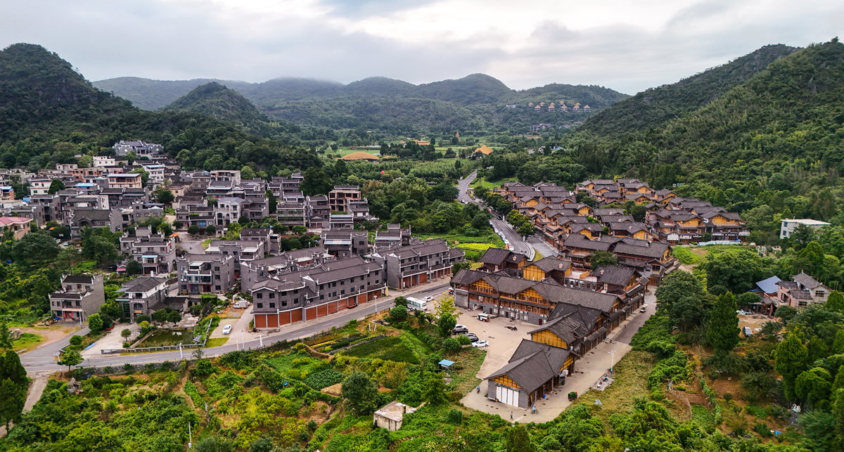 材料：建设最美土家特色旅居县城你有什么思考建设最美土家特色旅居县城你有什么思考随着旅游业的繁荣和人们对生活品质的要求不断提高越来越多的人开始选择到郊外或者乡村旅游、度假、休闲。作为著名的旅游国家中国各地也在积极开发旅游资源各地旅游业的发展也取得了长足进步。而如今由于旅游业的繁荣和人们对生活品质的要求不断提高传统的旅游方式已经不能满足人们的需求。因此越来越多的人选择到郊外或者乡村旅游
