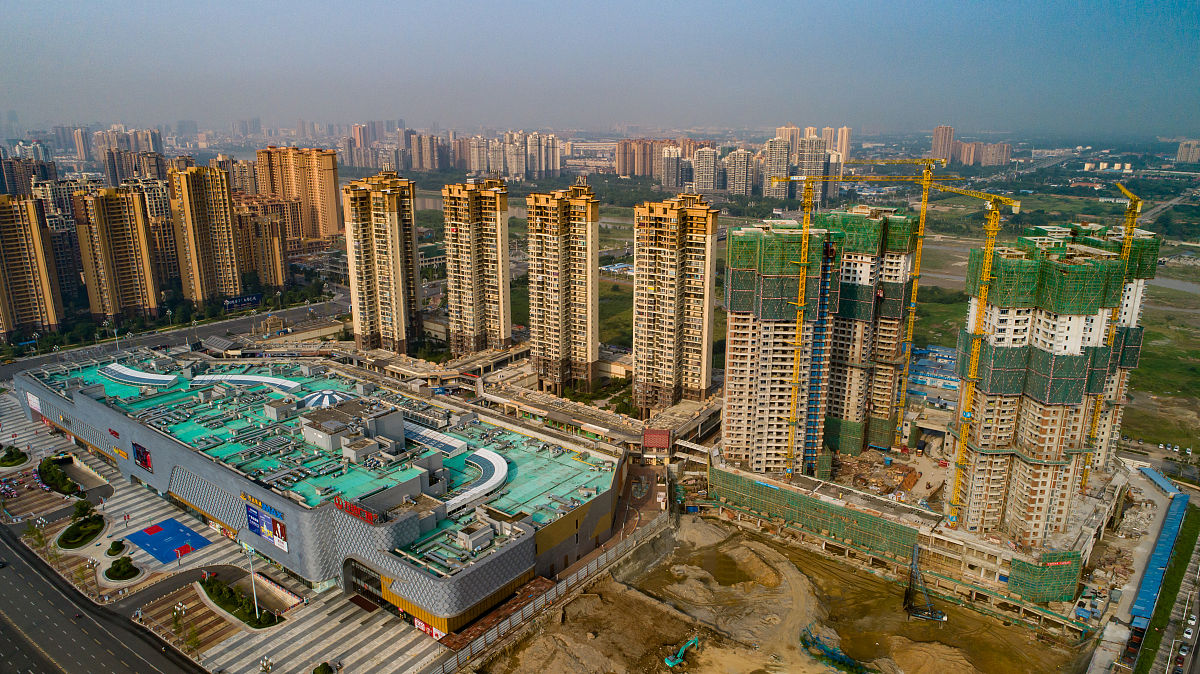 对下面的文字进行改写增加感想和个人感情色彩：宝剑锋从磨砺出梅花香自苦寒来。成都锦绣天地项目在建设初期就遇到了新冠疫情其建设期与疫情相伴。历时两年多克服疫情、暴雨等客观因素影响一路艰辛克服万难锦绣天地项目终于在2022年9月完成交付。受疫情影响交付过程也并非一番风顺。在疫情全面常态化管理前很多事情是无法预料的。在2022年8月份原定项目交付时间是在9月中旬开始交付所有交付计划都是按照9月中旬安排的。