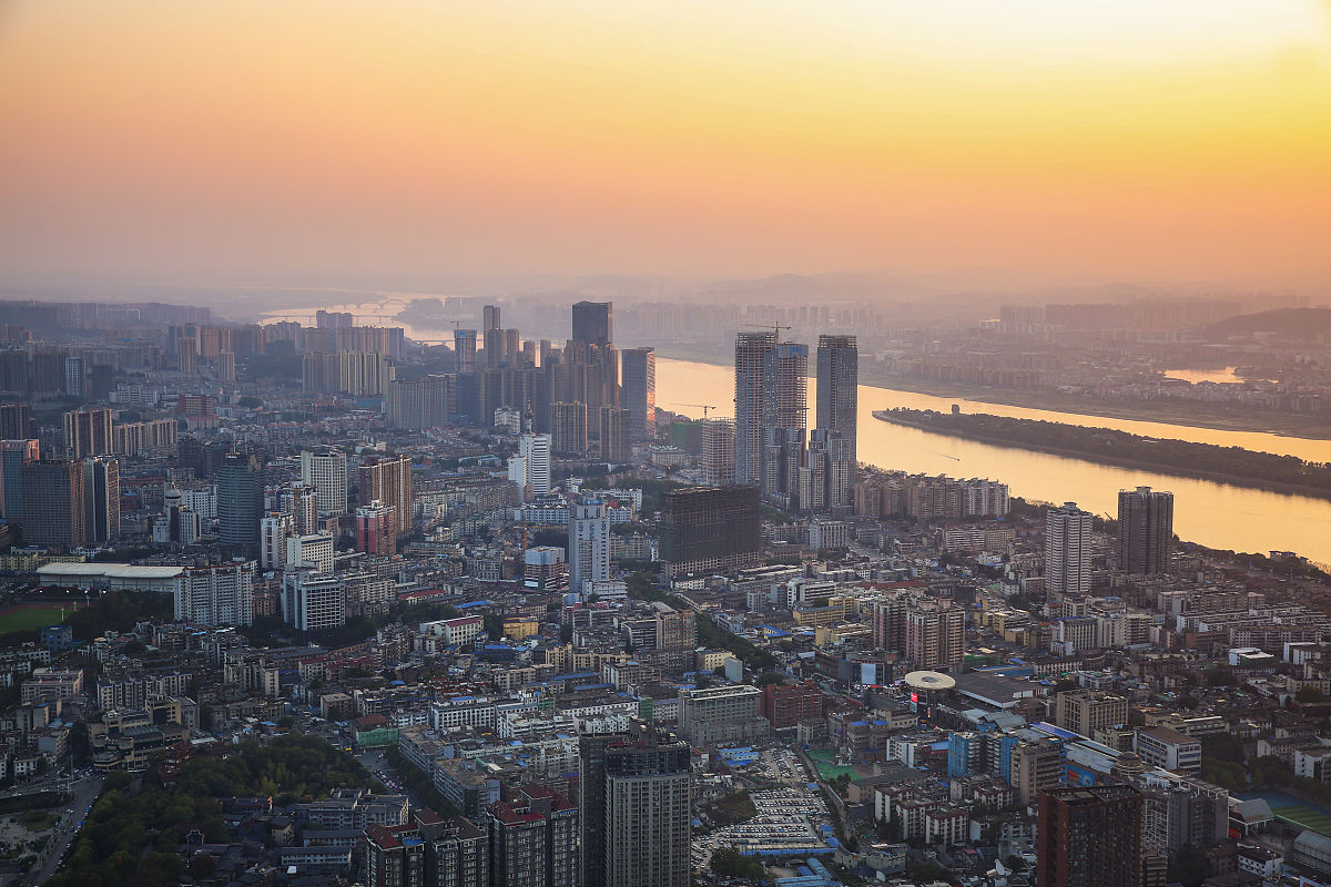 2019年11月9日,长沙,夕阳映照下的城市美景.
