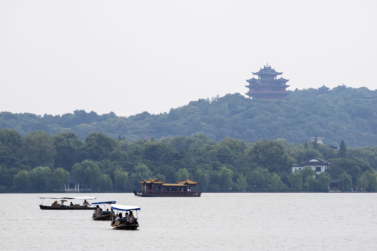 用天空中的兰天门写一个故事 尝试运用位置+作用+相关人物或故事的方法为它写一段景点导览。