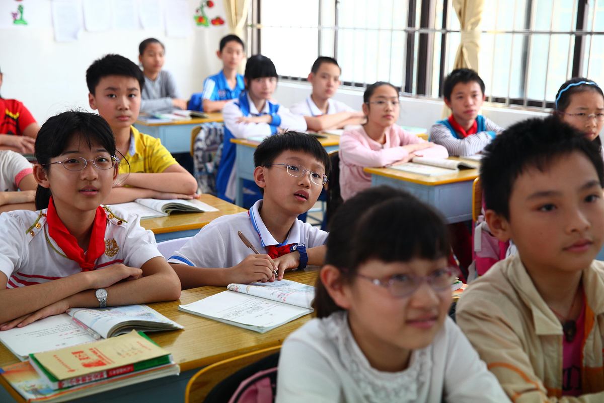 学生课堂睡觉五言诗：梦里游，课堂静悄悄