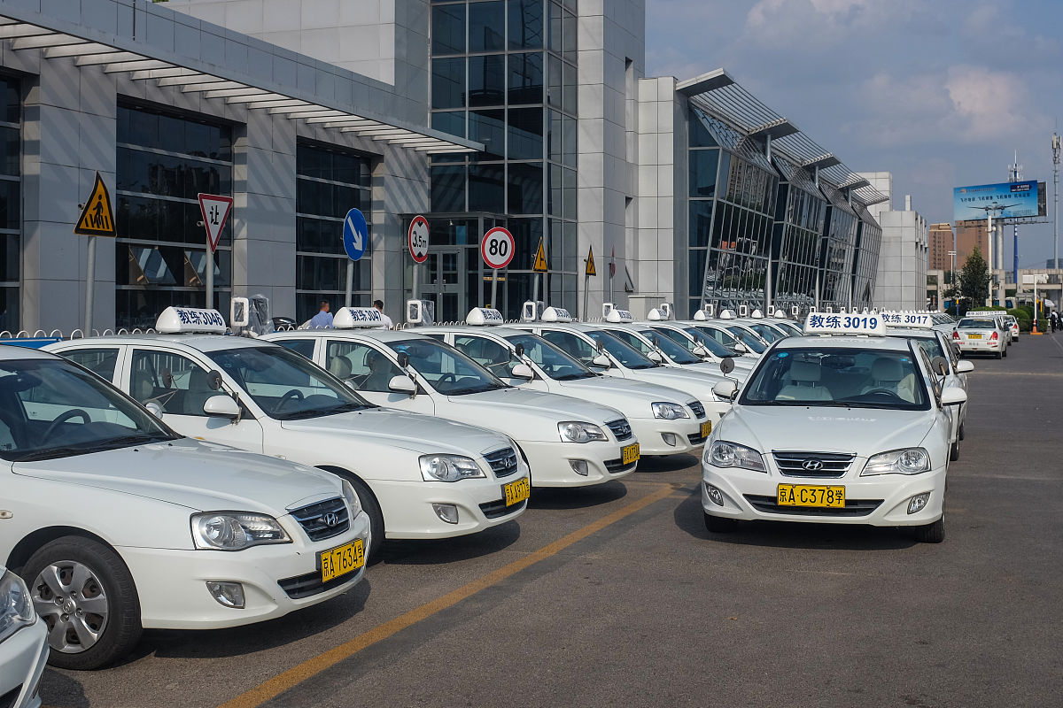 用小红书笔记风格生成300字内的笔记内容为我在东方时尚驾校学车经历人物：张教练突出其专业、耐心、态度好值得推荐；并突出驾校环境优美食堂干净卫生。