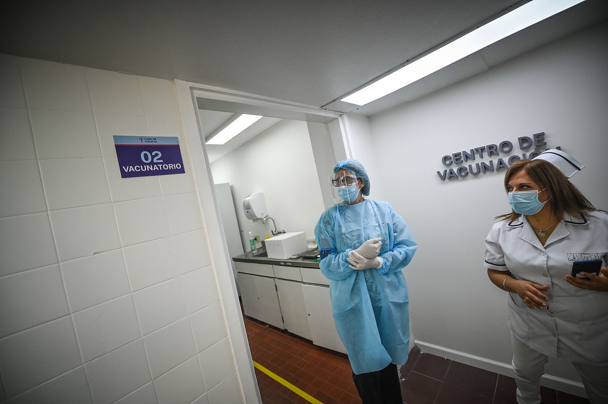 高中班会 安全教育安全教育是非常重要的它可以帮助我们更好地预防和应对各种安全风险。在班会上可以开展一些安全教育活动例如：1 观看安全教育视频或PPT了解各种安全知识和应对措施。2 进行安全演练模拟各种紧急情况让同学们了解如何应对。3 邀请警察、消防员等专业人士来讲解安全知识和技能。4 组织安全知识竞赛让同学们在比赛中学习和巩固安全知识。通过这些活动可以提高同学们的安全意识增强他们的自我保护能力让