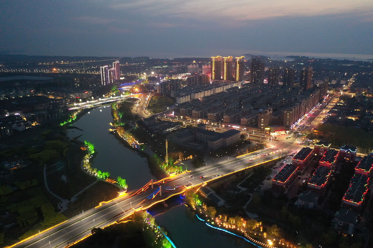 2019年4月1日,江苏淮安洪泽区,航拍小城夜景,灯火通明色彩斑斓.