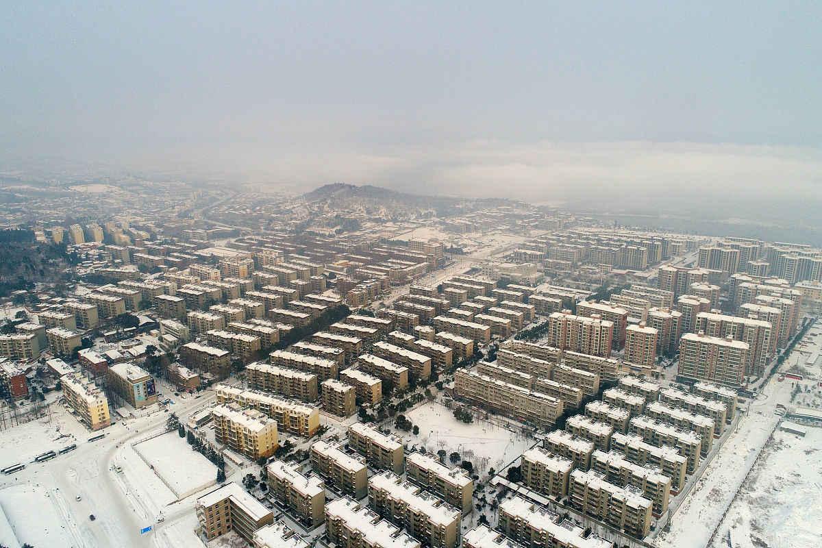 2018年1月28日,湖北省襄阳市,雪后初晴,城市银装素裹,云蒸霞蔚,宛如童