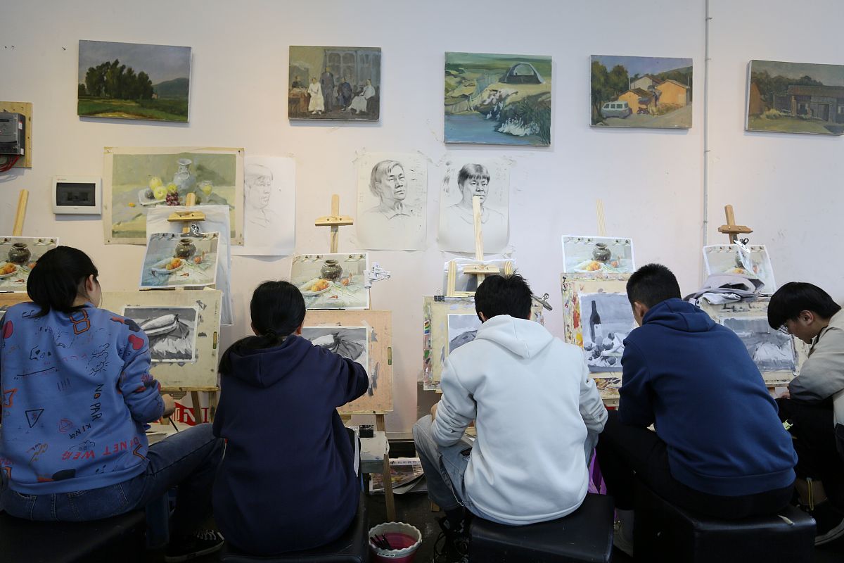 江苏省贾汪中等专业学校2023年招生办电话：0516-888888