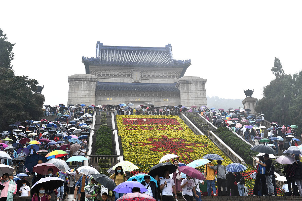 研学感想 500 字内容如下：去了南京 中山陵 雨花台参加缅怀仪式 中华门