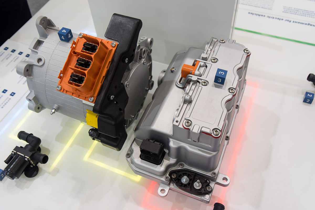 你可以帮助我编写一个LEGO EV3使用接入在1号端口上的环境光传感器自主寻找黑色航线并以100的速度输出在与A号、B号端口连接的电机吗