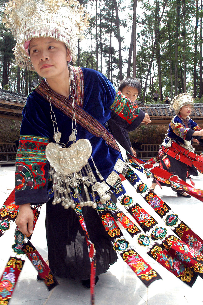 2005年6月30日,黔东南凯里市南花村,人们相聚村上踩歌堂跳芦笙舞.南花
