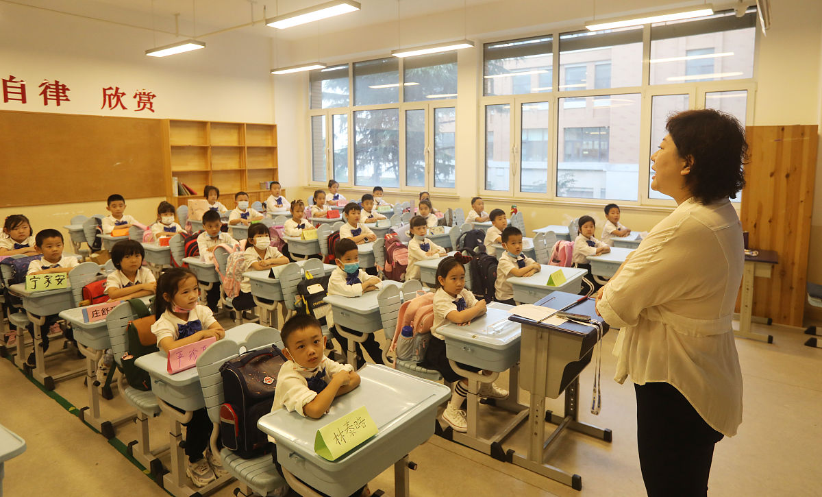 学生人数不断增加，教室迎来了更多人