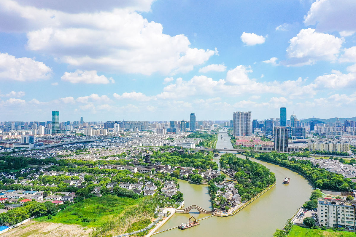 2021年7月21日,江苏苏州,夏日炎炎,天空呈现高颜值"水晶天".
