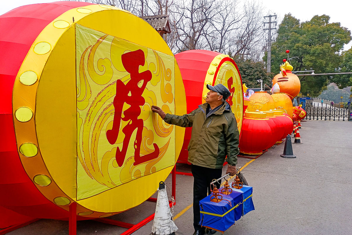 2022年1月20日,南京夫子庙景区扎灯艺人制作的虎元素大鼓.