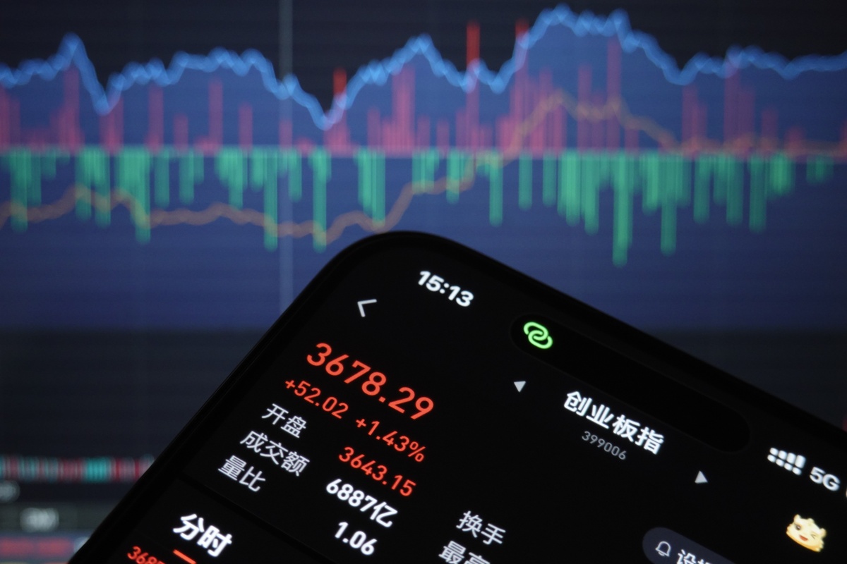 2026年4月17日,江苏海安,股民查看当日a股收盘行情.