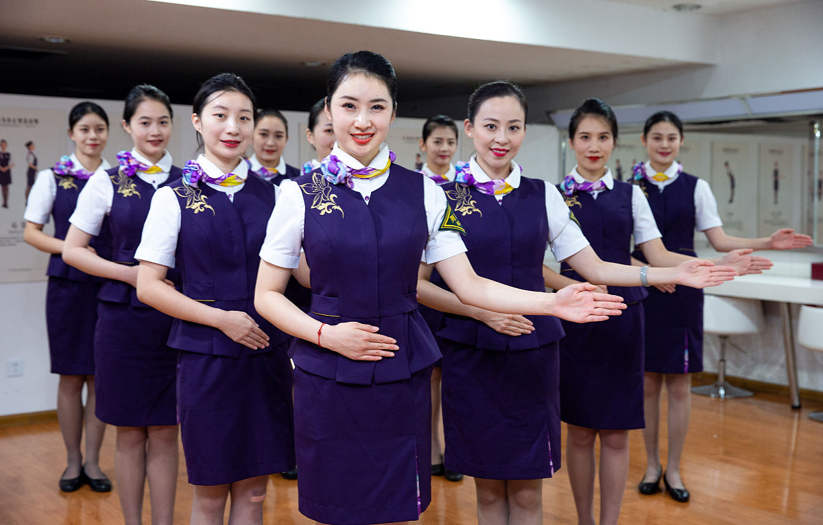 眼睛近视可以报读成都高铁学校高铁乘务专业吗