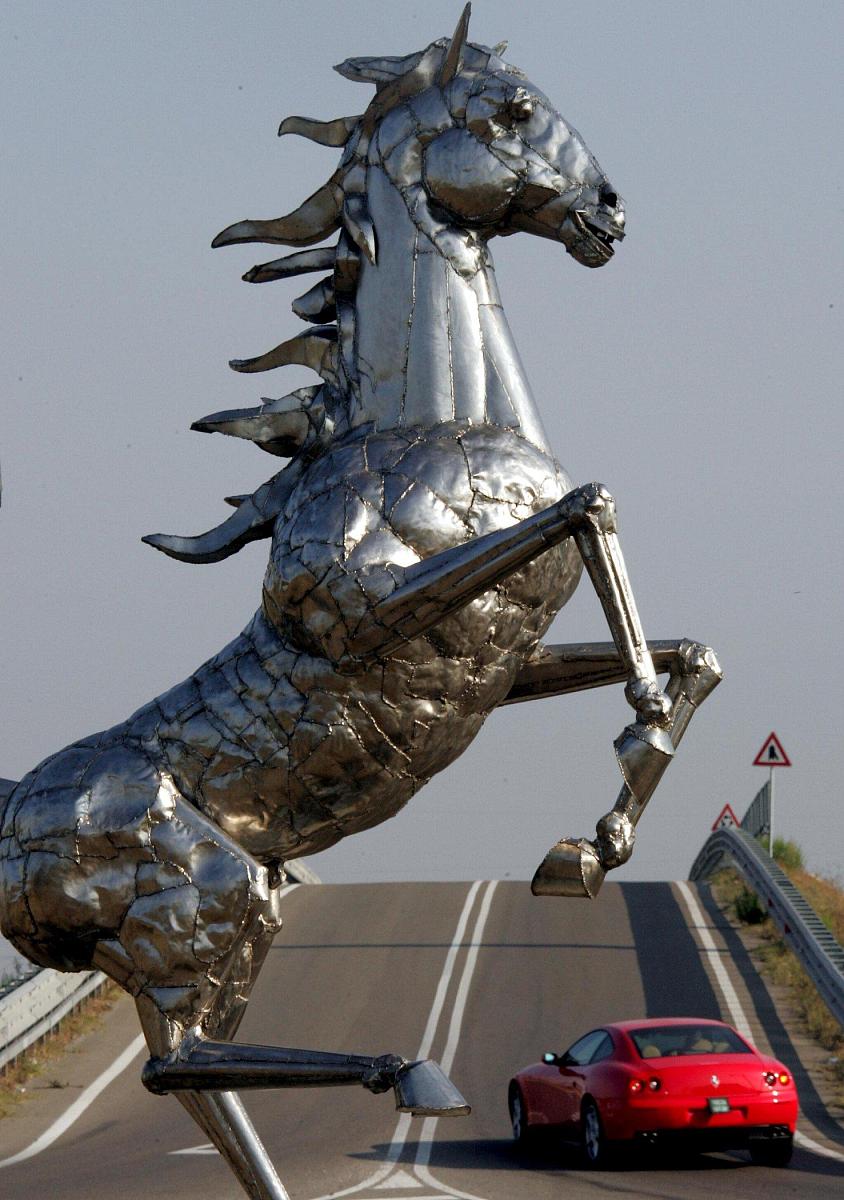 2004年9月6日,意大利maranello,一辆崭新的法拉利跑车从其总部前的奔