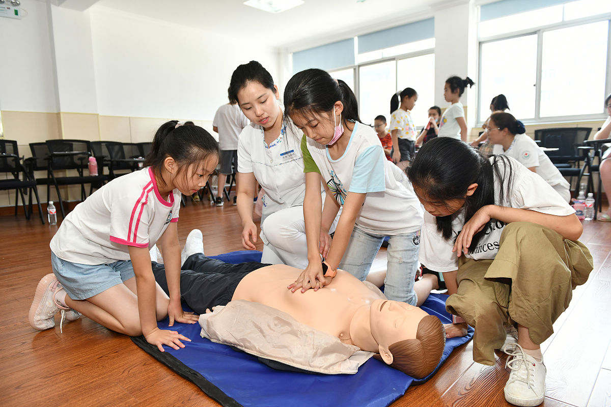 西安市手足按摩学校养老护理师培训：就业前景、费用及课程