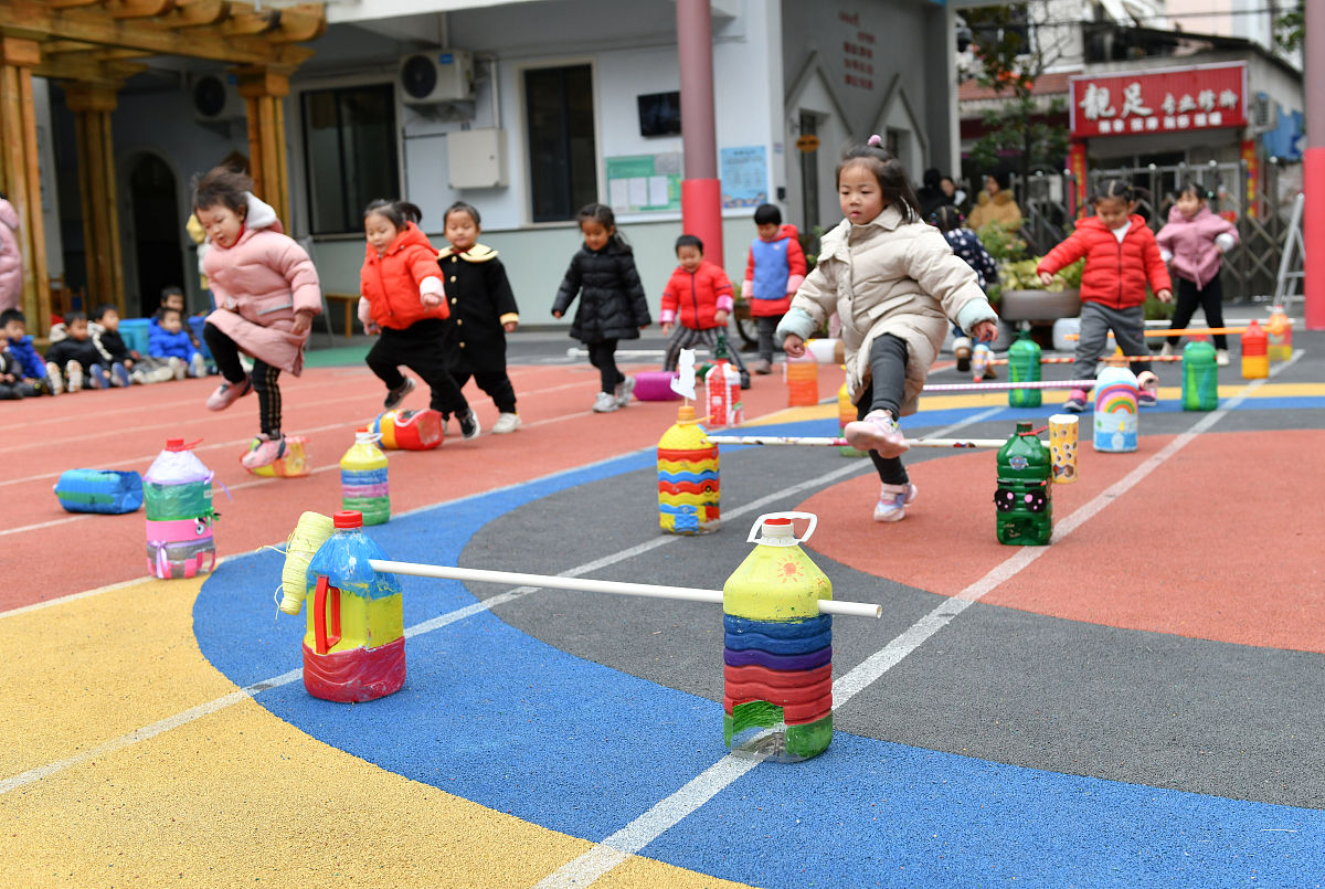 小学二年级手工课：制作会跳的玩具