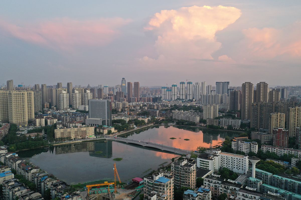 2021年8月30日,傍晚时分,武汉在晚霞的映照下格外美丽.