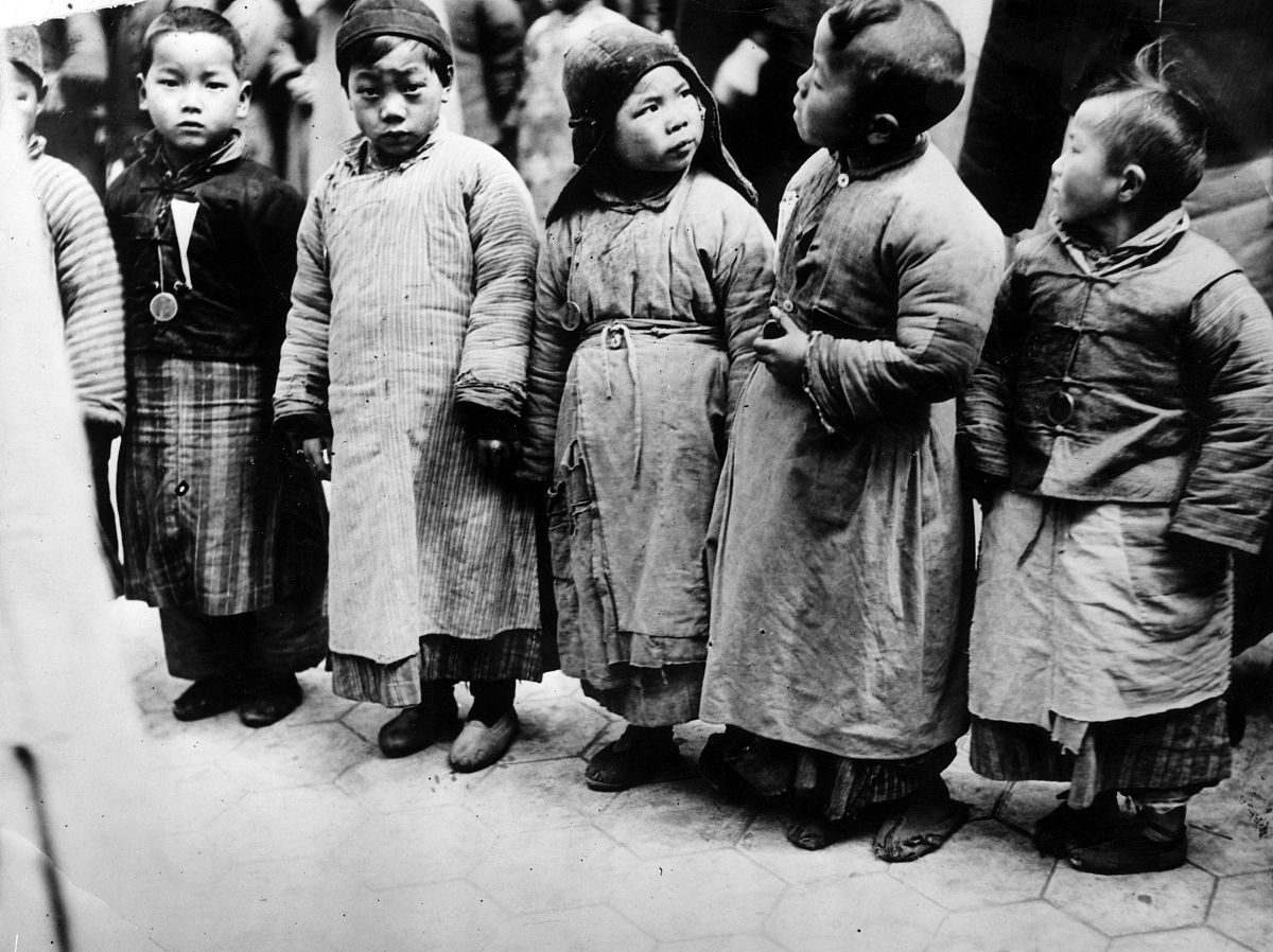 1940年代,上海,在佛教协会庇护下的孩子们.circa 1940:  clothed in p