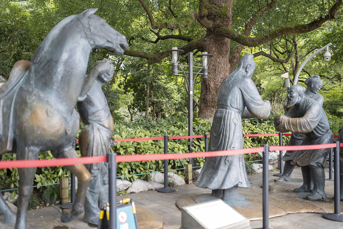 “不敬歌酒，不敬云台， 不敬长街喧哗，萋萋万籁，不敬长街喧哗 “这个的全文是什么