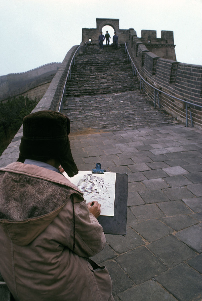 20世纪70年代,北京,一个画家正在长城上作画.dessinateur sur la gran