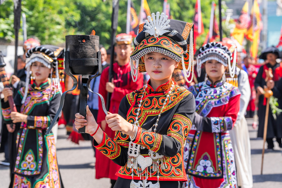 彝族民风淳朴：善良、热情、充满活力