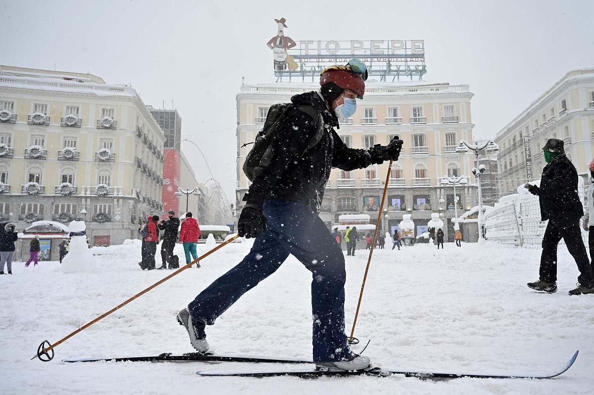 当地时间2021年1月9日,西班牙首都马德里,积雪覆盖整个城市,民众冒雪