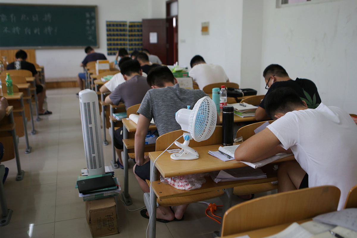 室友上课看视频怎么办？ - 如何处理尴尬的室友行为