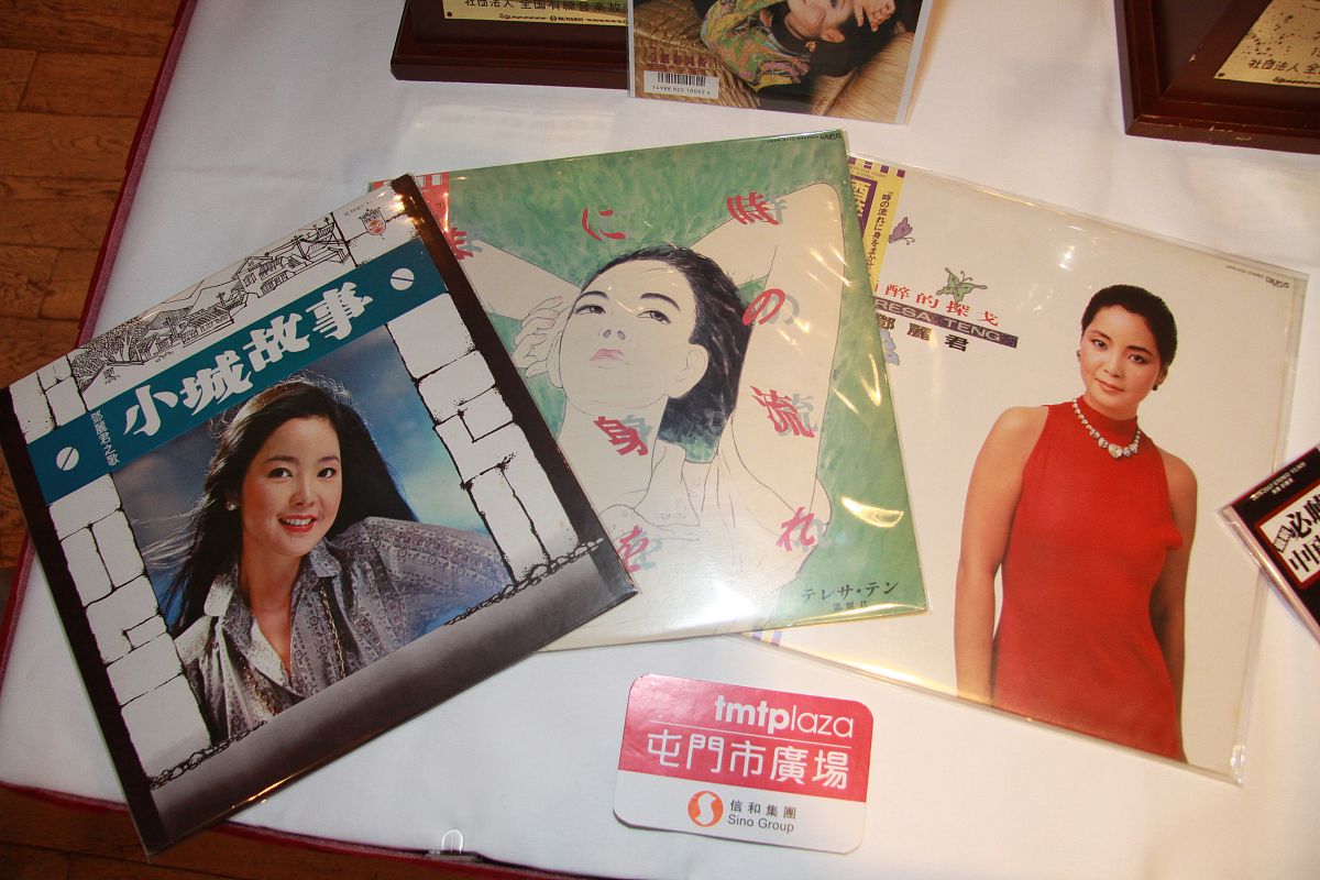 根据邓丽君的作词风格写一首歌并附上作品简介