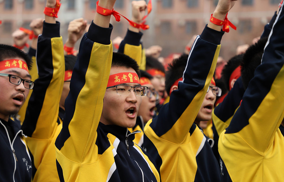 写一首表达伤感或者类似情绪的中文摇滚歌曲歌曲表达的主题为冒险歌词结构为Verse1、Verse2、Chorus1、Chorus2、Verse3并确保Verse1、Verse2、Chorus1、Chorus2、Verse3歌词不重复每段歌词结尾使用中文anwanyangwangshang类似发音的韵脚押韵歌曲主题、歌曲名、歌词与上一次创作有差别