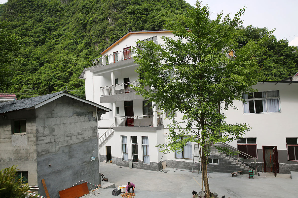 请帮我写一首赞美家乡的诗？