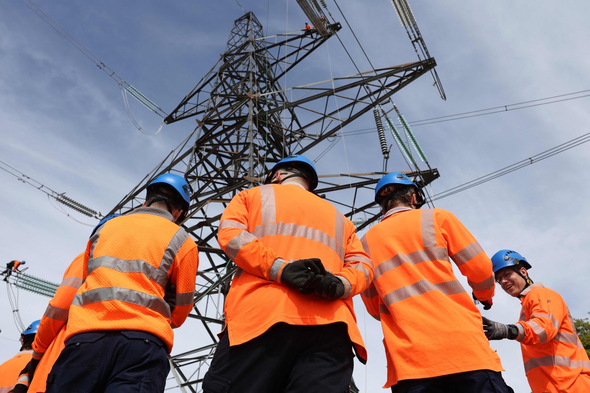 电力英雄的一天：勇气与专业的幕后故事